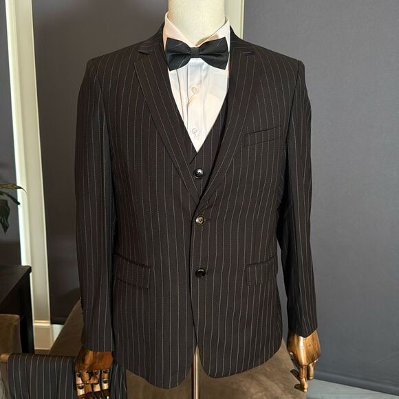 Men’s Black Pinstripe 3 Piece Suit 2 Button Closure Size 44 Jacket 40 Pants NEW - Picture 2 of 16